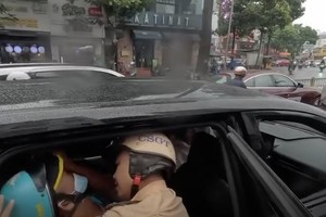 交警搀扶男子入计程车。