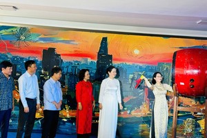 胡志明市人委会副主席陈氏妙翠敲鼓，宣布越南诗歌日在胡志明市开幕。