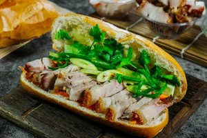 胡志明市11人疑似食用烧肉面包后食物中毒。