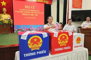 胡志明市指引张贴正式候选人名单