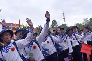 青年们在启程入伍前欣然地与亲人告别。