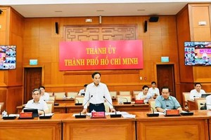 胡志明市市委书记陈留光发表讲话。