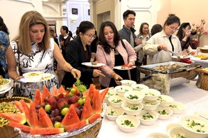 向美国外交界推广越南素食。