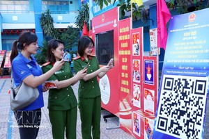 胡志明市年轻选民通过扫描二维码（QR码）参加《选举法》在线知识竞赛。