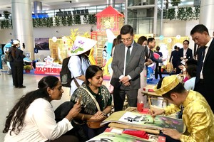 胡志明市向游客介绍越南文化 。