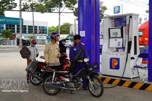 同塔省许多加油站保障成品油供应 。