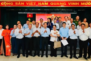 胡志明市市委书记陈留光与国会代表候选人出席选民接触会议。