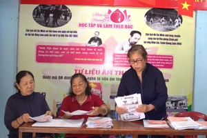 平盛坊选举组成员在发放前检查选民证和候选人名单。