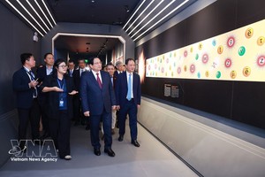 范明政总理参观位于和乐高科技园区的越南航天博物馆。