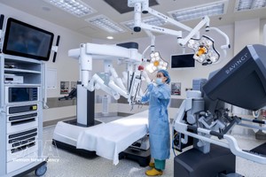 胡志明市FV医院引入全球最先进手术机器人达芬奇Xi。
