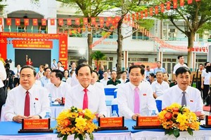 国会主席陈青敏与胡志明市市委书记陈留光出席了福门乡杜文起初中学校的14号投票区域的第十六届国会代表及 2026-2031 年任期各级人民议会代表选举日开幕式。