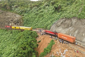 海云岭第768+875公里处货运列车机车脱轨事故现场。