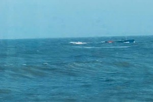  “长兴268”号船在芹苴海域沉没现场。