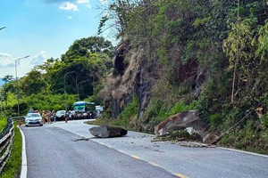 职能力量在保禄岭疏导交通，以拆除巨石。