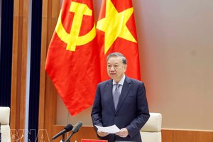 党中央总书记苏林发表讲话。