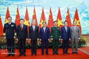 越南政府总理范明政同双方部长合影。