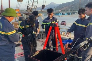 职能力量在“长源 8”号货船上开展救援工作。