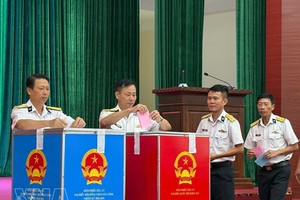 越南海军第四军区（驻庆和省）某旅军官参加第十六届国会代表和各级人民议会代表选举投票。