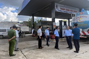 市场管理分局监察胡志明市各加油站的经营活动。