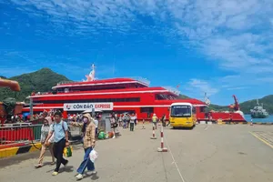 人们乘坐“升龙”号高速船抵达昆仑岛滨潭港。