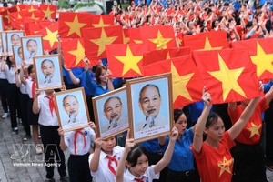 共青团团员表演歌曲《越南万岁》。