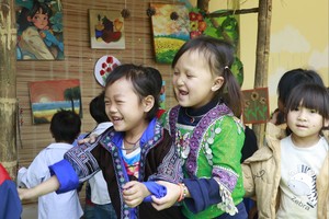 安沛省木江界县山区蒙族儿童高高兴兴地来到学校，与老师和同学们相聚。