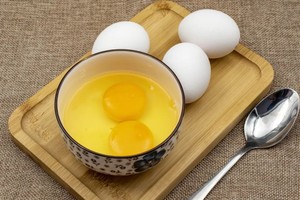 富含维生素D的食物鸡蛋黄。