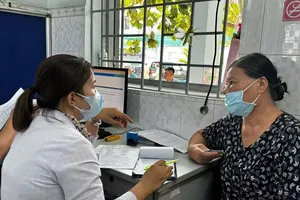 胡志明市福隆坊医疗站工作人员正在为患者诊疗。