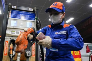 汽油价格每公升下调近4000元。