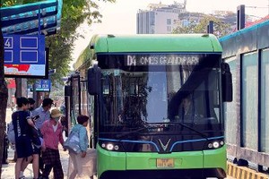 市民在滨城坊咸宜街中转站搭乘巴士。