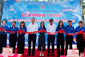 剪彩落成平兴和坊儿童游乐场工程。