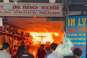 民众已使用现场灭火器灭火但无效。