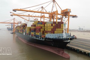 集装箱货轮抵港。