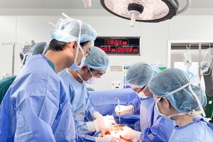 慈裕医院医生为患者切除近12公斤子宫肌瘤，成功保住患者子宫。