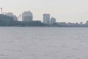  公安战士游向西湖中心救人。图由公安机关提供 