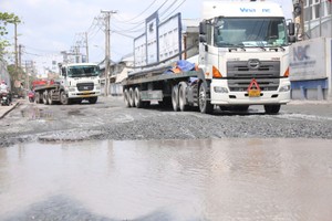 滨艺街交通管制修复路面。