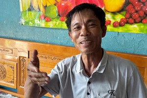 黎功光荣获海云坊人委会主席颁发奖状。