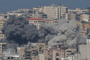 2026年3月4日，以色列空袭黎巴嫩贝鲁特以南的哈雷特·赫雷克后，浓烟升起。