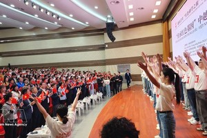 越中两国青年与各位嘉宾一同高歌友谊歌曲《越南-中国》之歌。