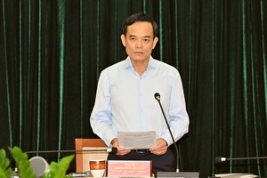 胡志明市市委书记陈留光在会议开幕式上发表讲话。