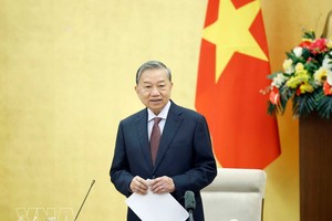 苏林总书记在会议上发表讲话。