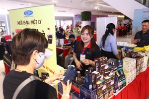  参观者在2025年第三届“推崇越南咖啡—茶”盛会展区。