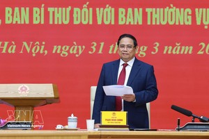 政府总理范明政发表讲话。