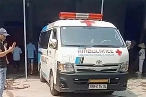  尽管已获邻居及时发现并送往医院急救，但由于伤势过重，Đ.H.Q.老人已不幸去世。