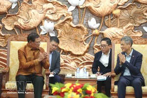 越南驻柬埔寨大使阮明羽与柬埔寨人民党副主席韶肯亲王会面。