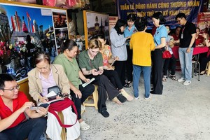 平西坊人委会开展辅助平西市场商贩办理税务手续的活动。