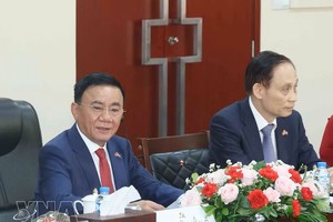 党中央政治局委员、党中央书记处常务书记陈锦秀在与老挝人民革命党中央政治局委员、中央书记处常务书记维莱·拉坎丰举行的会谈上发表讲话。