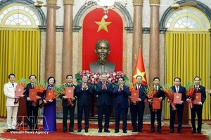 党中央总书记、国家主席苏林向政府副总理、公安部长和外交部长颁发任命《决定》。