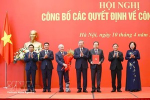 党中央总书记、国家主席苏林向国会主席陈青敏及各位国会副主席颁发政治局关于指定2025-2030年任期国会党委会、常委会、书记、副书记的《决定》。