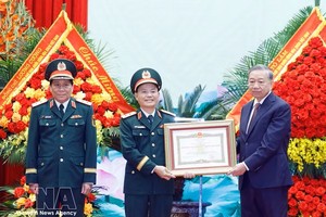 党中央总书记、国家主席、中央军委书记苏林向第三军区授予“人民武装力量英雄”称号。